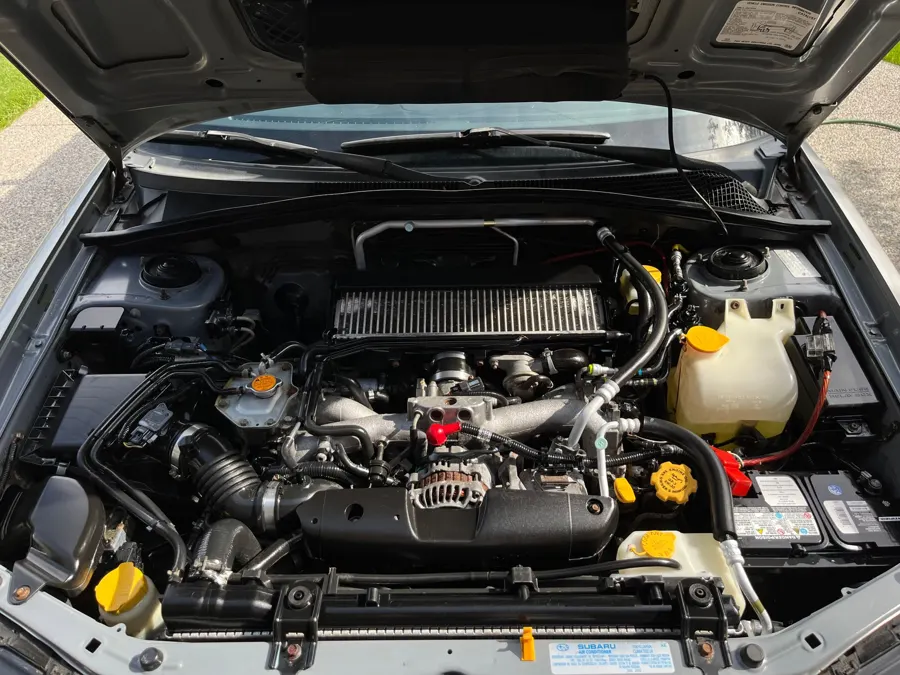 Beispielfoto: Geöffnete Motorhaube mit Blick auf Motor und Flüssigkeitsbehälter